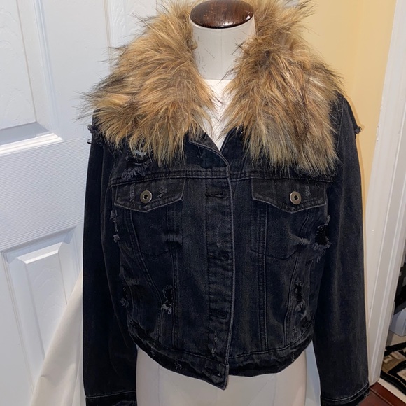 NWOT fun distressed black denim jacket with removable fur collar - Picture 2 of 5
